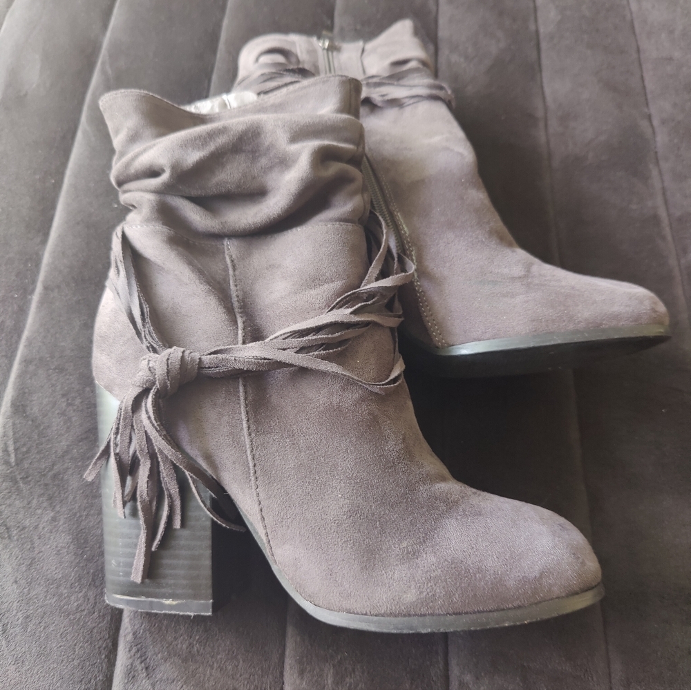 Catherine Malandrino Gray Suede Fringed Western Styled Stacked Heel Boots Sz‎ 9